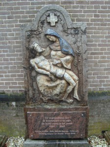 Kunstenaars verzetsmonument (voormalig grafmonument) Antonius Abt kerk Mook