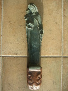 Maria met kind, kunststeen, 33x9 cm(ca 1935)